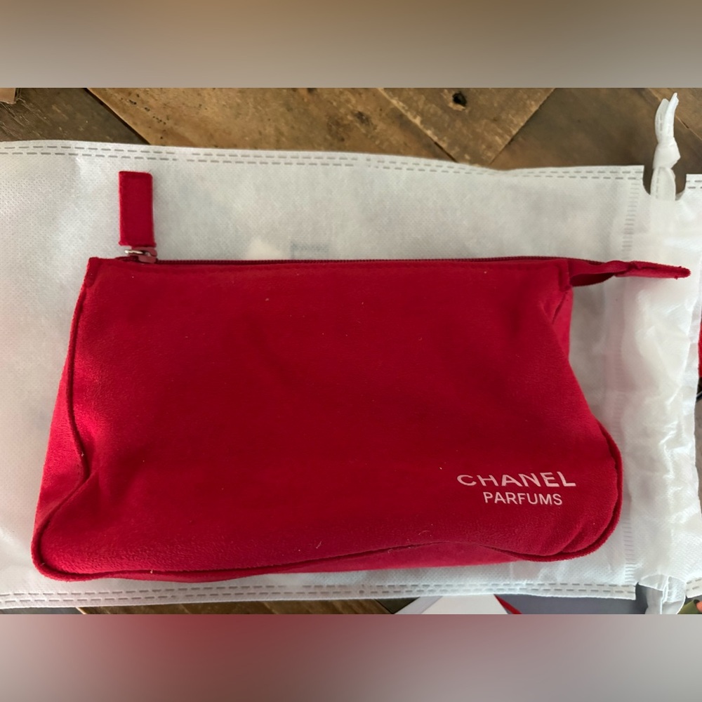 Chanel Red Cosmetics pouch - Picture 2 of 3